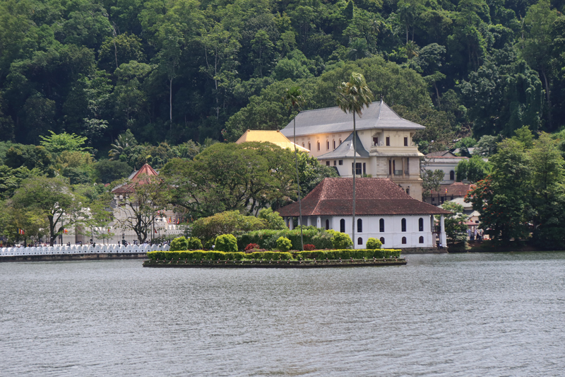 kandy lake1